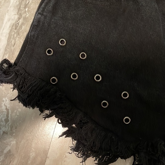 Frayed hi rise shorts with eyelet cut outs - Picture 5 of 7